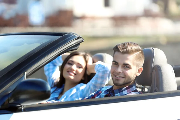 Couple in cabriolet car — Stock Photo, Image