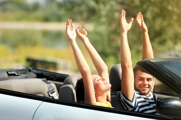 Casal em carro cabriolet — Fotografia de Stock