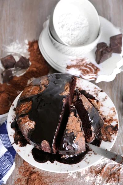 Torta al cioccolato fatta in casa sul piatto — Foto Stock