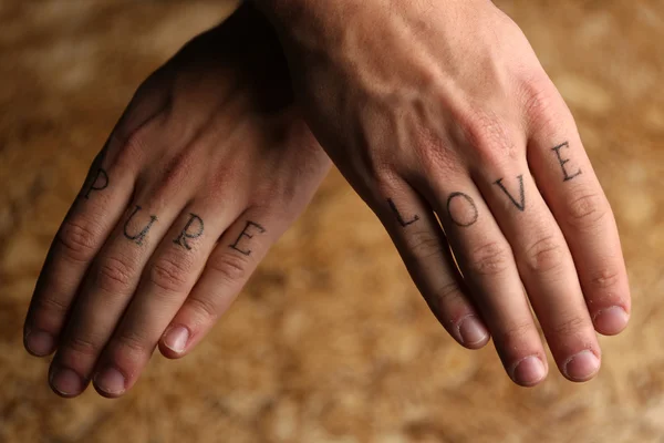 Inscripciones de tatuajes en dedos masculinos — Foto de Stock