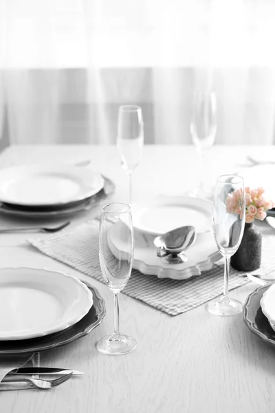 Tisch im Restaurant gedeckt — Stockfoto