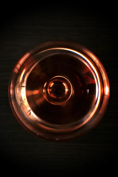 Copo de vinho na mesa de madeira. Vista superior — Fotografia de Stock