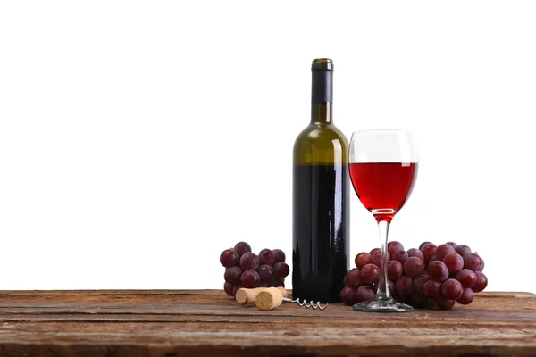 Vinho e uva na mesa de madeira contra fundo claro — Fotografia de Stock