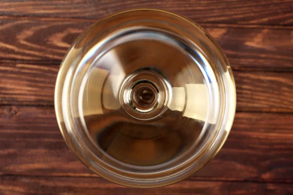 Szklanka wina na drewnianym stole. Widok z góry — Zdjęcie stockowe