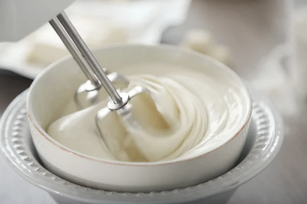 Cozinhar creme amanteigado na cozinha — Fotografia de Stock