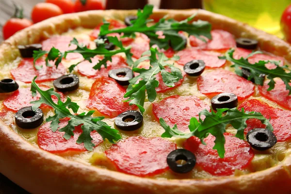 Pizza saborosa com salame — Fotografia de Stock