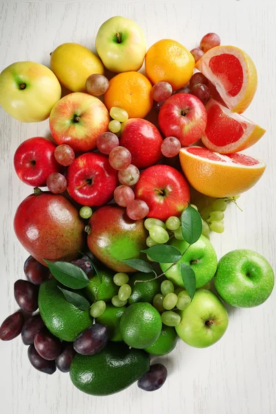 Vruchten op houten ondergrond — Stockfoto
