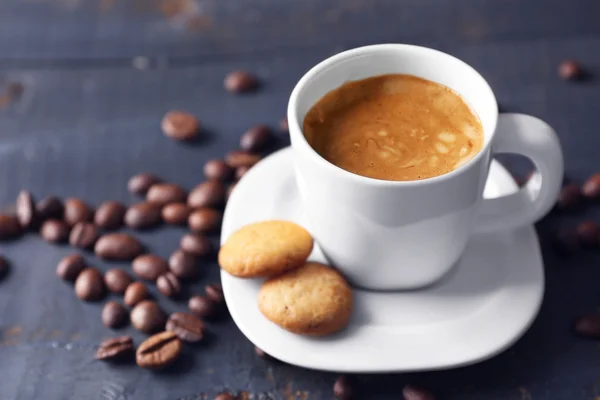 Xícara de café no fundo da mesa de madeira — Fotografia de Stock