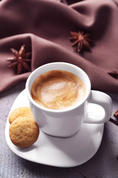 Taza de café sobre fondo de mesa de madera —  Fotos de Stock