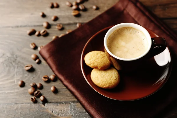 Tasse Kaffee auf Holztischhintergrund — Stockfoto