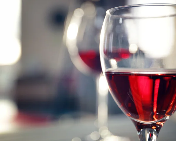 Bicchiere di vino rosso su sfondo sfocato — Foto Stock