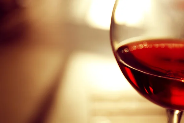Kieliszek czerwonego wina na tło zamazane pole — Zdjęcie stockowe