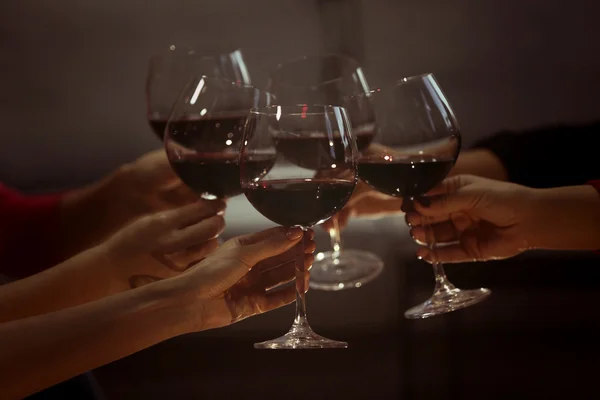 Occhiali di vino rosso in una vacanza allegra — Foto Stock