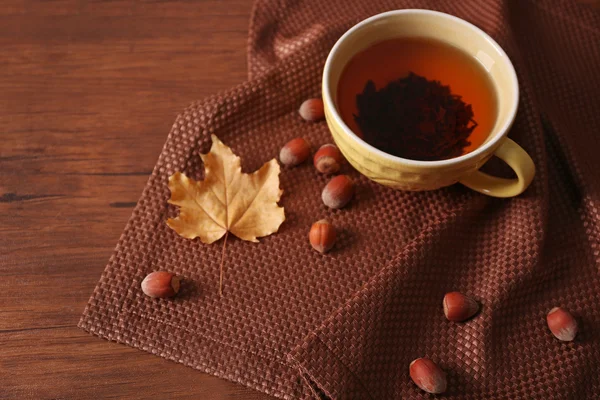 Taza de té con decoración otoñal sobre mesa de madera . —  Fotos de Stock