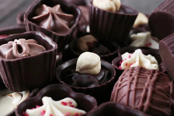 Köstliche Schokoladenbonbons Hintergrund, Nahaufnahme — Stockfoto