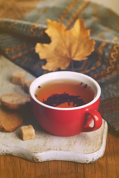 Cup of tea with autumn decor on wooden table. — Stock Photo, Image