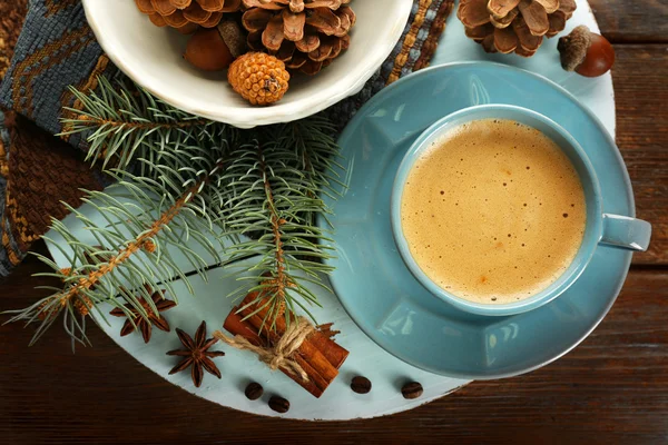 杯咖啡和圣诞树 — 图库照片