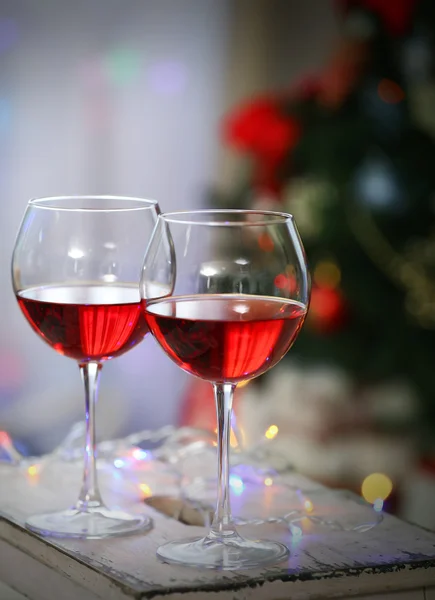 Два бокала красного вина на фоне рождественского украшения — стоковое фото