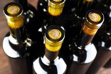 Ters görünümü ahşap arka plan üzerinde şarap şişeleri yığınları. Yakın çekim