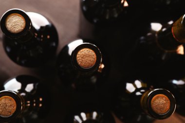 Ters görünümü ahşap arka plan üzerinde şarap şişeleri yığınları. Yakın çekim