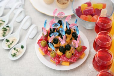 Dizi soğuk aperatifler, kanepe, içecekler, portre