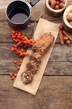 Çikolata salam fırın Kağıt ahşap arka plan üzerinde