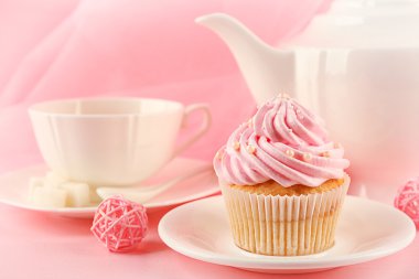 Çay seti ve süslemeleri, closeup ile lezzetli cupcakes