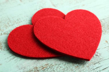 Kırmızı ahşap arka plan mavi kalpler keçe