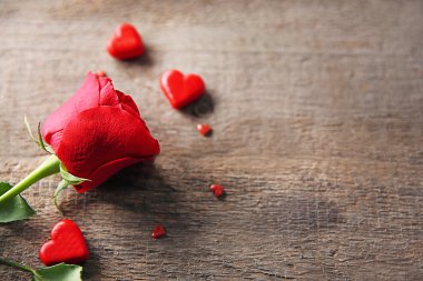 Küçük kalpler ile güzel gül