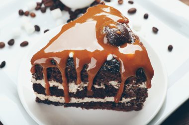 Beyaz daire closeup karamel ile çikolatalı kek parçası