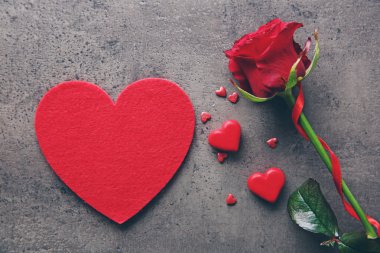 Küçük kalpler ile güzel kırmızı gül