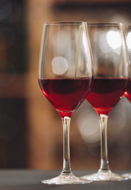 bardak kırmızı şarap ile 