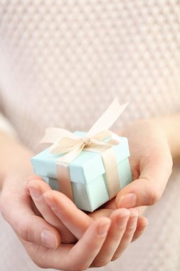 güzel küçük hediye holding eller