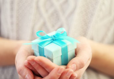 güzel küçük hediye holding eller