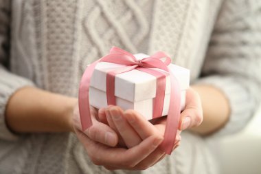 güzel küçük hediye holding eller