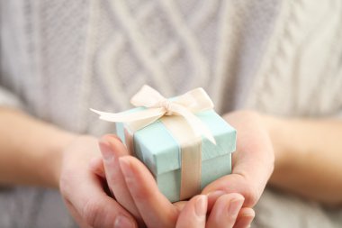 güzel küçük hediye holding eller