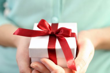 güzel küçük hediye holding eller