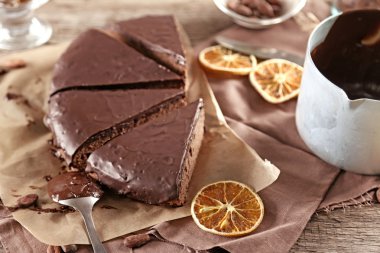 Çikolata kumlama kek ahşap masanın üzerine dilimlenmiş