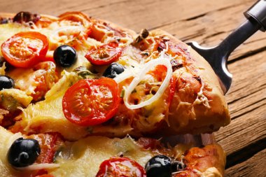 Taze pizza dilimlenmiş