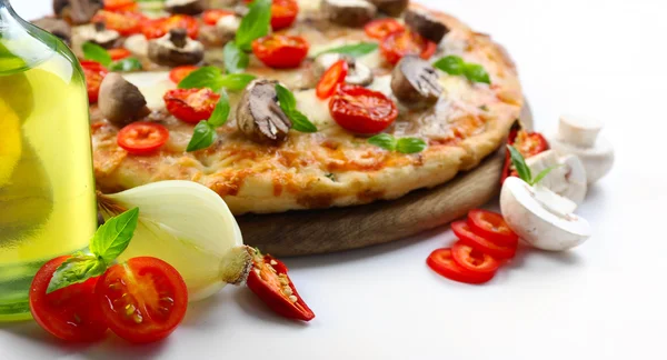 Pizza saporita e verdure fresche — Foto Stock