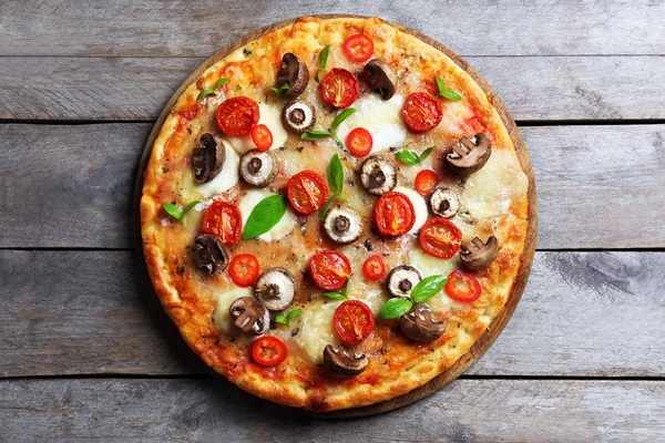 Pizza fresca saborosa decorada com cogumelos e tomates — Fotografia de Stock