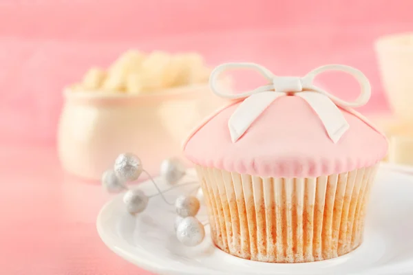 Leckere rosa Cupcake mit Dekorationen, Nahaufnahme — Stockfoto