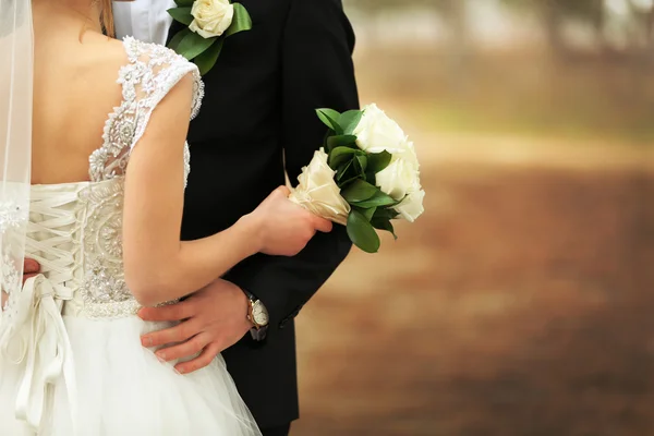 Lyckliga bruden och brudgummen kramas — Stockfoto