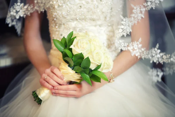 Wedding bouquet in hands — Stock Photo, Image