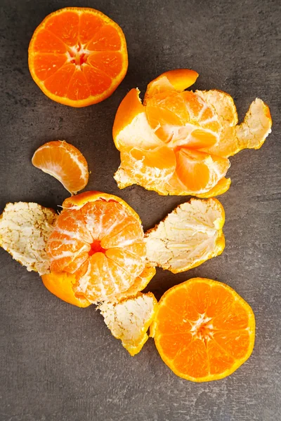Cuenco con mandarinas frescas en la mesa de metal oscuro, de cerca —  Fotos de Stock