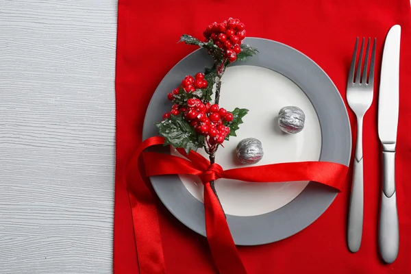 Kerstmis serveren bestek op plaat en Servet over licht houten tafel, close-up — Stockfoto