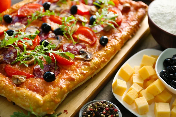 Rectángulo deliciosa pizza y verduras — Foto de Stock