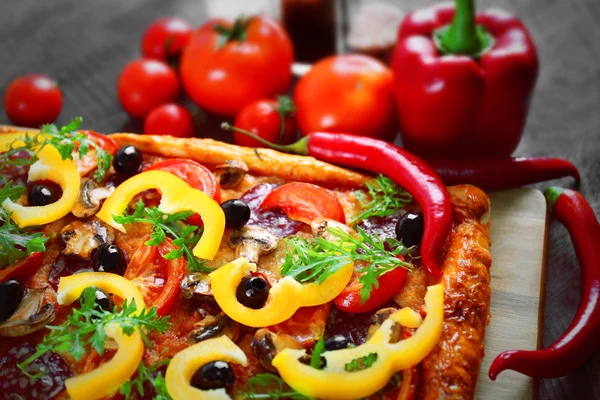Prostokąt pyszne pizze i warzywa — Zdjęcie stockowe