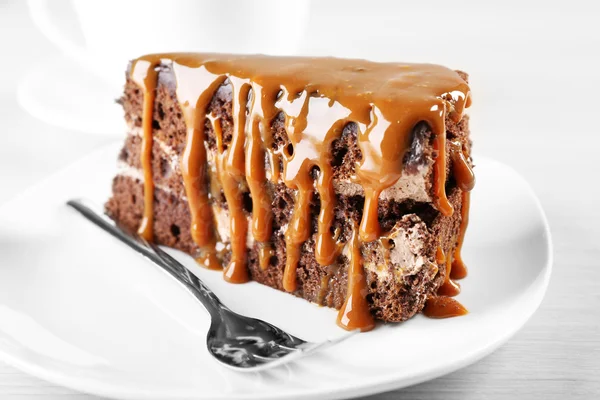 Beyaz daire içinde karamel ile çikolatalı kek parçası yakın çekim — Stok fotoğraf
