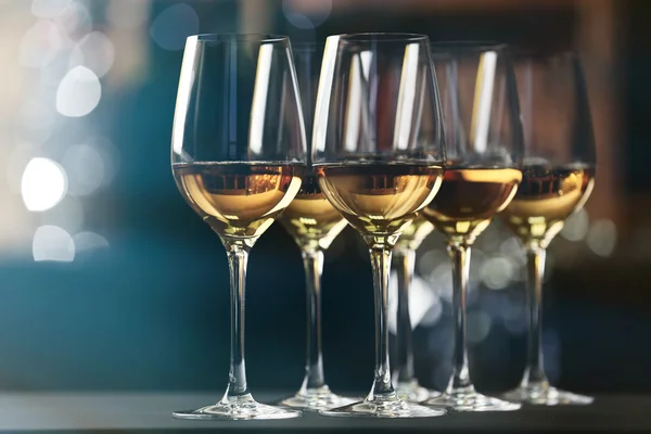 Gläser mit Weißwein — Stockfoto